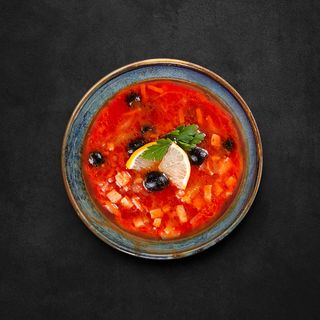 Solyanka mixta de carne