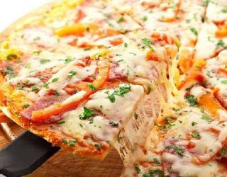 Піца шинка, гриби, соус, сир (1000г)