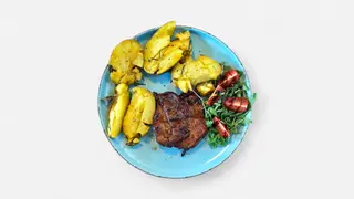 Steak de ceafă cu sos barbeque, cartofi copți și salată coleslaw