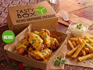 Meniu Aripioare de pui cu sos de branza cheddar 5buc servite cu cartofi prajiti si sos de maioneza usturoi