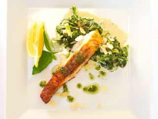 Філе  лосося на подушці зі шпинату (250g)