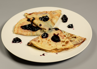 Clatite cu dulceata de afine si sos de vanilie