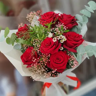 Buchet special cu 7 trandafiri rosii