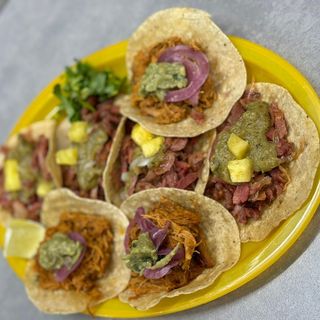 Taco pastor, bistec, cochinita (3 und)