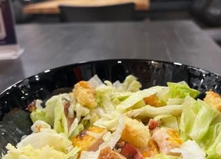 Салата Цезар с хрупкаво пиле (300 g)