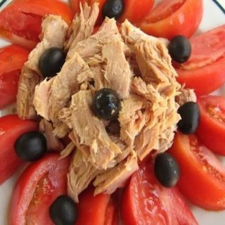 Ensalada De Atún Y Tomate Con Queso Fresco