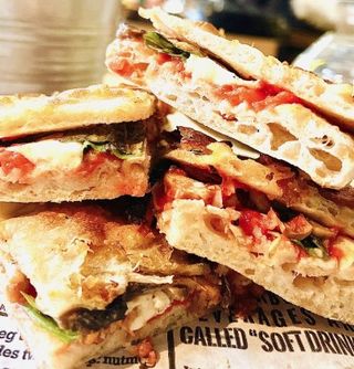 Tranci di pinsa con pomodoro, ‘nduja e olive nere