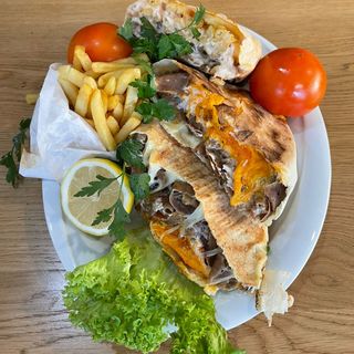 Kebab pita z frytkami i serem