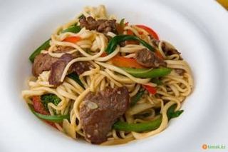 Сиыр еті қосылған удон кеспесі/ Лапша удон с говядиной