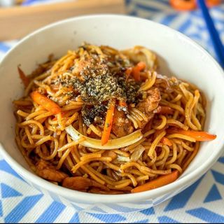 Fideos yakisoba con pollo (fideos de trigo)