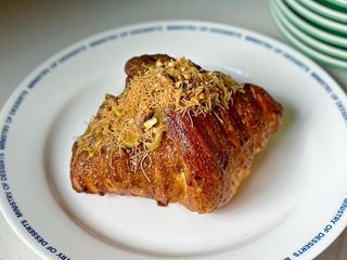 Круасан з фісташковим кремом та катаїфі