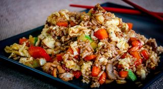 Orez prăjit cu ou, legume și ciuperci champignon