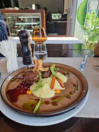 Muschi de vita cu piure de cartofi, ulei de trufe si sos de rodii