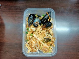 52. Ramen saltato con frutti di mare