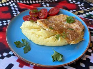 Відбивна куряча з пюрешкою та помідором (350g)