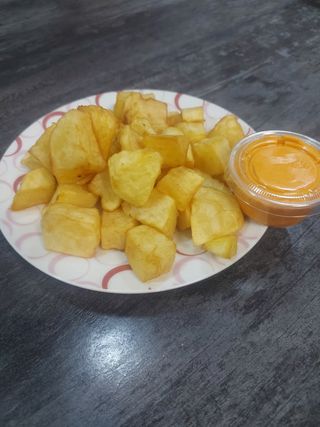 Ración De Patatas Bravas caseras