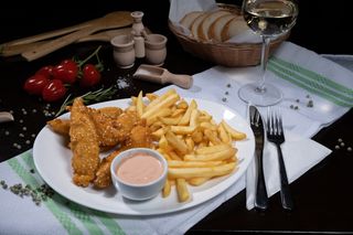 Baghete de pui in susan cu artofi prajiti