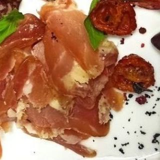 Сировялена ковбаса з кабана та сиром пармезан