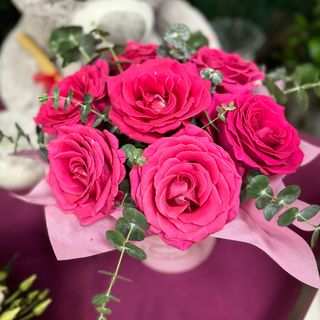 Кутия с 7 бр. Цикламени рози и евкалип #134