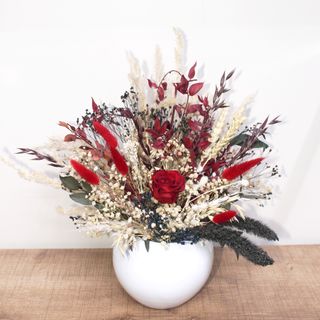 Composition Séchée Avec Rose Mini Rouge
