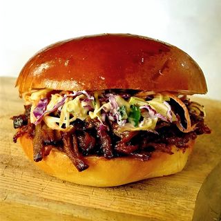 Фирменный бургер с курицей