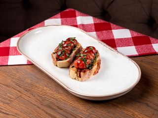 Брускети з томатами та базиліком (110г/2штг)