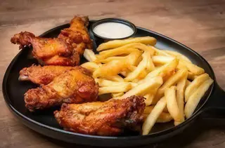 Alitas De Pollo Y Patatas Fritas (6 Uds.)