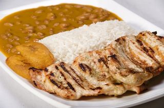 Pollo con arroz y menestra