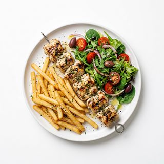 Pincho De Pollo Con Patatas Fritas Y Ensalada