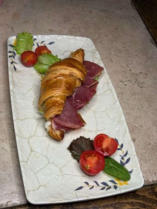 Kroasan sa goveđom pršutom 250 g