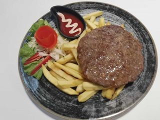 Pljeskavica sa prilogom