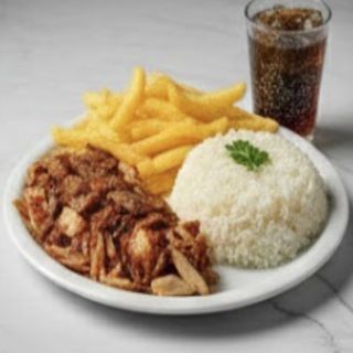 Plato de kebab con arroz