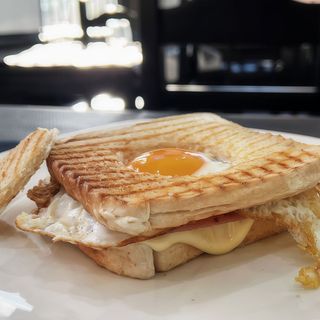 sándwich mixto con huevo