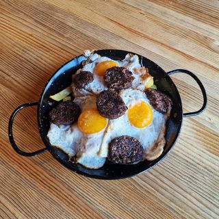 Huevos Rotos Con Morcilla