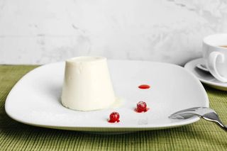 Панакота ванильная с клубничным соусом