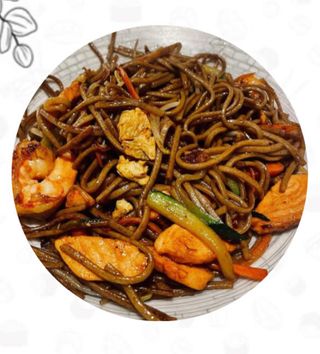 44. Yakisoba saltati con salmone e gamberi