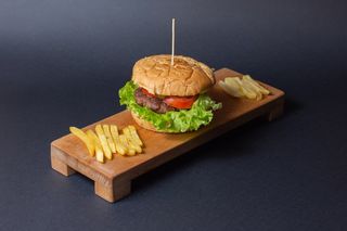 Good old irish burger sa pomfritom