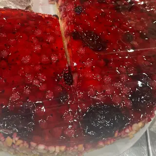 Fetta torta frutti rossi e crema e nocciola 