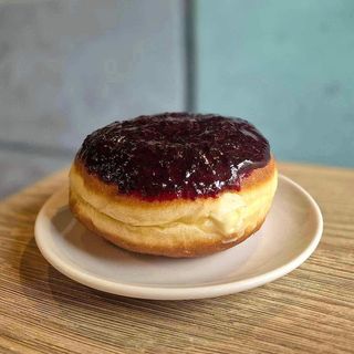 Pączek biała czekolada/mascarpone/porzeczka