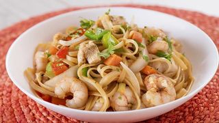 21. Tallarines Fritos Con Tres Delicias