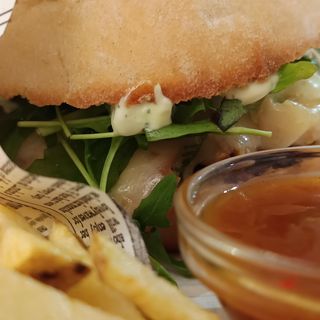 Bocadillo de pollo asado.