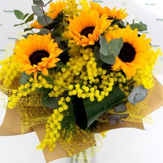 Mazzo di girasoli con mimosa