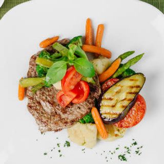 Медальоны из говядины в томатном соусе