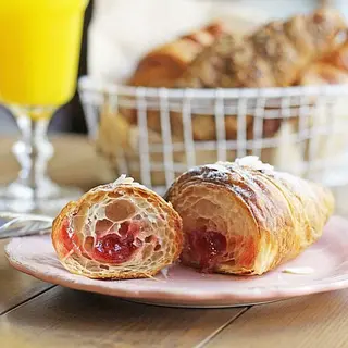 Croissant con frambuesa