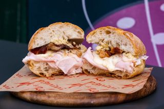 Speck Cotto, scamorza, crema carciofi, guanciale, cipolle caramellate