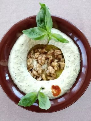 Hommous pesto cu muguri de pin