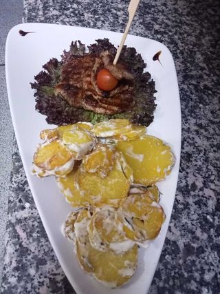 Ceafa de porc la grătar cu cartofi și rozmarin