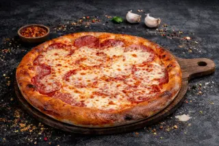 Pizza Salami + sos gratis