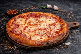Pizza Salami + sos gratis