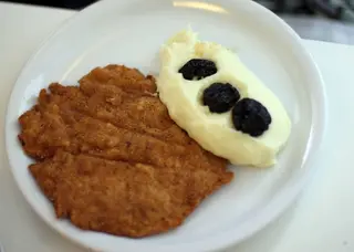 Escalopa de pollo con puré.